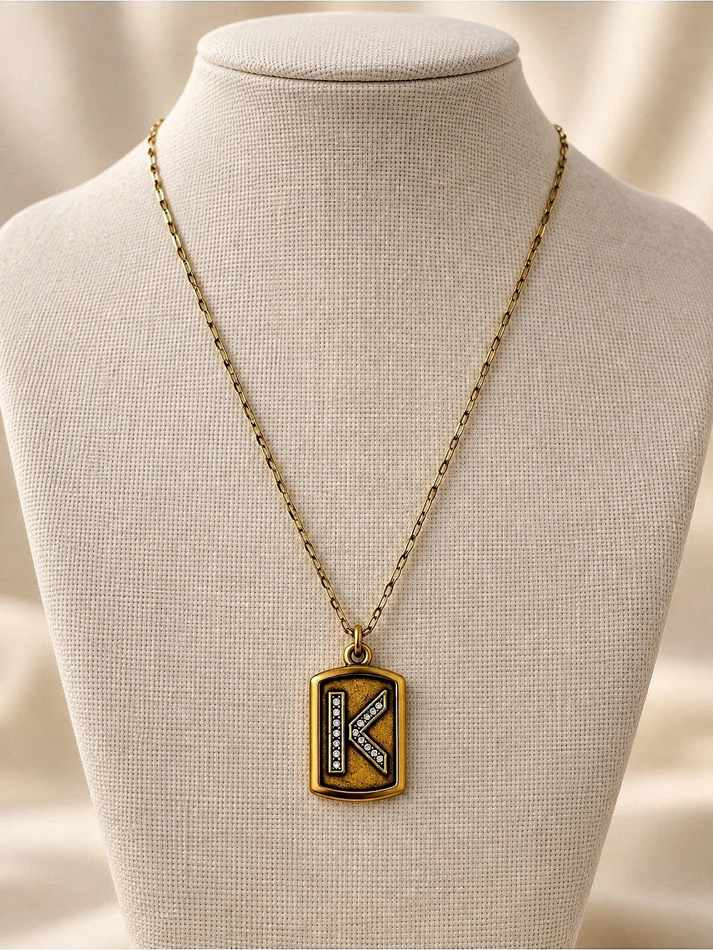 Pendant Necklace in Gold 310